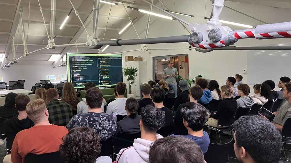 Martijn Nieuwenhuizen, senior Frontend Developer bij Grrrr, geeft les aan tweedejaars studenten