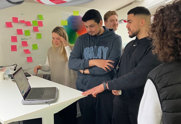  Martijn Nieuwenhuizen, senior Frontend Developer bij Grrrr, geeft les aan tweedejaars studenten