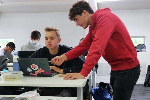 Studenten werken samen aan een design challenge